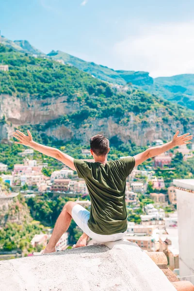 Férias de verão na Itália. Jovem em Positano aldeia ao fundo, Costa Amalfitana, Itália — Fotografia de Stock