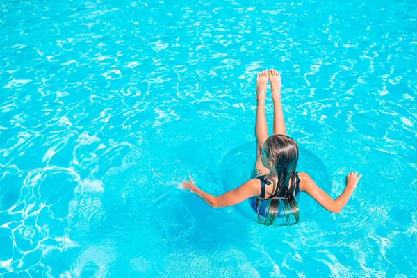 Piccola adorabile ragazza in piscina all'aperto — Foto Stock