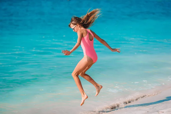 Urocza, aktywna dziewczynka na plaży podczas wakacji — Zdjęcie stockowe