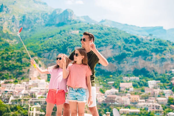 Pai e crianças tirando selfie foto fundo Positano cidade em Itali na costa de Amalfi — Fotografia de Stock