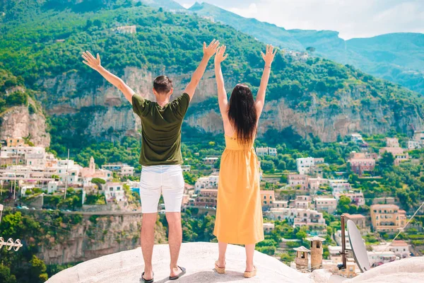 Férias de verão na Itália. Jovem e mulher em Positano aldeia ao fundo, Costa Amalfitana, Itália — Fotografia de Stock