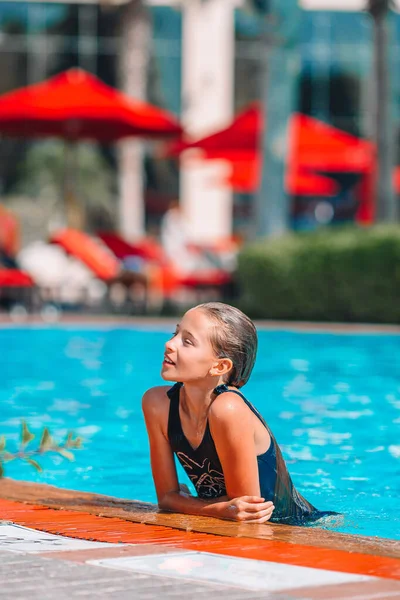 Pequena menina adorável na piscina exterior — Fotografia de Stock