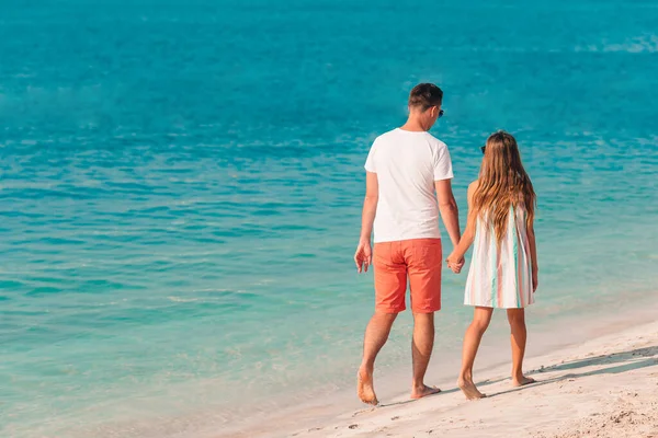 Klein meisje en gelukkig papa hebben plezier tijdens strand vakantie — Stockfoto