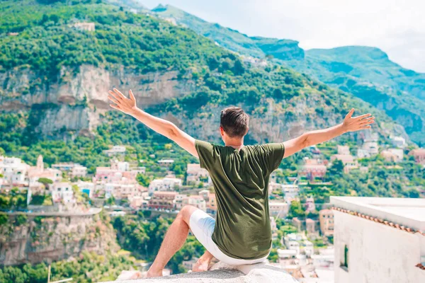 Férias de verão na Itália. Jovem em Positano aldeia ao fundo, Costa Amalfitana, Itália — Fotografia de Stock