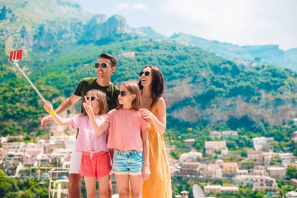 Sommerurlaub in Italien. Junge Frau im Dorf Positano im Hintergrund, Amalfiküste, Italien — Stockfoto