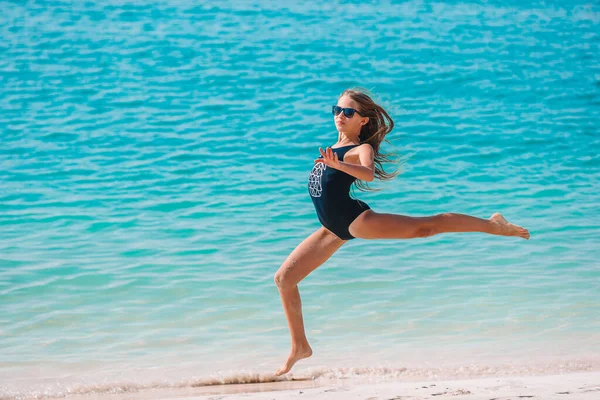 Menina bonito na praia durante as férias de verão — Fotografia de Stock