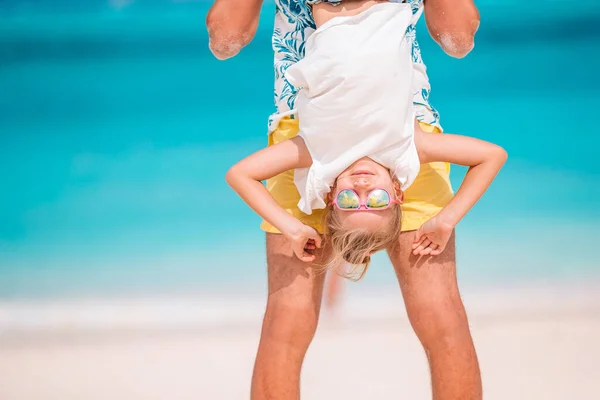 Liten flicka och glad pappa har roligt under stranden semester — Stockfoto