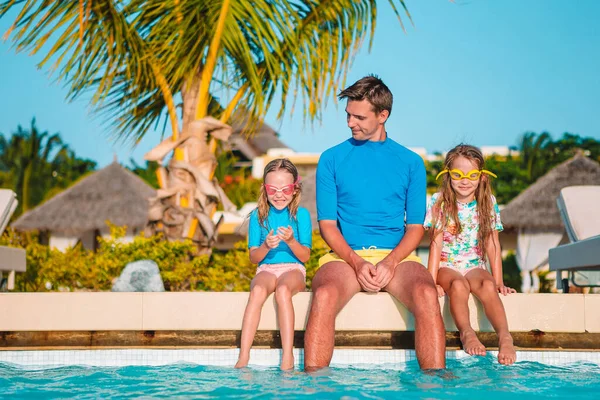 Felice famiglia di quattro in piscina all'aperto — Foto Stock