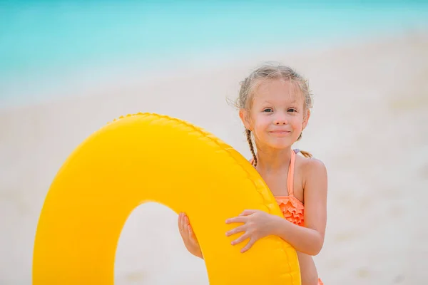 Ragazzo felice con cerchio di gomma gonfiabile divertirsi sulla spiaggia — Foto Stock