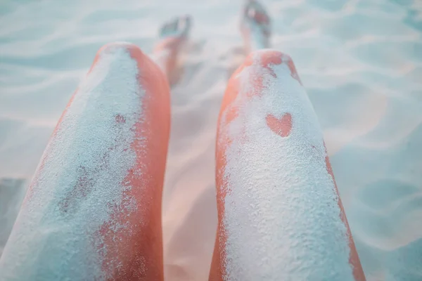 Piedi delle donne sulla spiaggia di sabbia bianca in acque poco profonde — Foto Stock