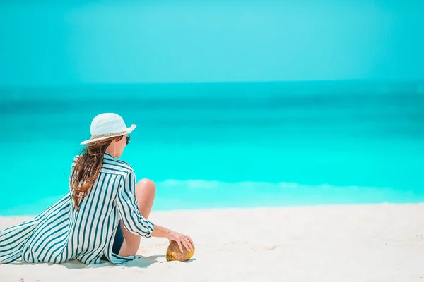 Junge schöne Frau im Strandurlaub auf Karibik — Stockfoto