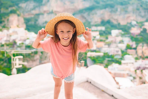 Αξιολάτρευτο κοριτσάκι σε ζεστή και ηλιόλουστη μέρα του καλοκαιριού στην πόλη Positano της Ιταλίας — Φωτογραφία Αρχείου