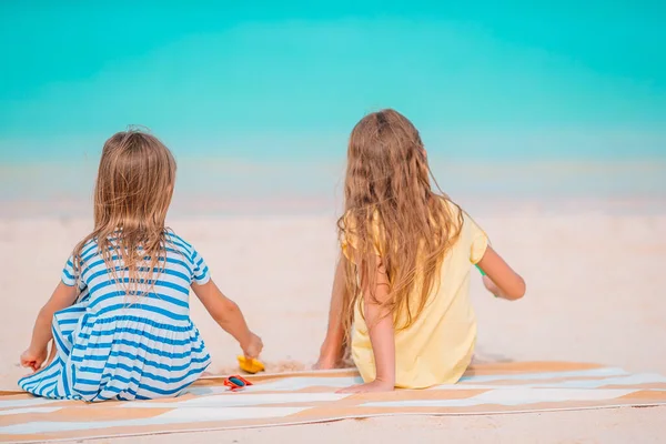 Pequeñas chicas divertidas felices tienen un montón de diversión en la playa tropical jugando juntos —  Fotos de Stock