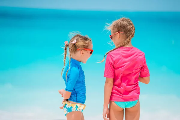 Küçük mutlu komik kızlar tropikal plajda birlikte oynarken çok eğlenirler. — Stok fotoğraf