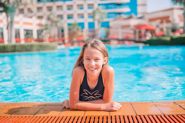 Pequena menina adorável na piscina exterior — Fotografia de Stock