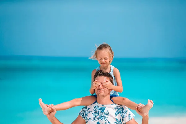 Mała dziewczynka i szczęśliwy tata zabawy podczas wakacji na plaży — Zdjęcie stockowe