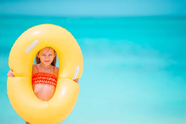 Enfant heureux avec cercle en caoutchouc gonflable s'amusant sur la plage — Photo