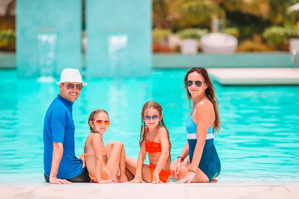 Açık havuzda dört kişilik mutlu bir aile. — Stok fotoğraf