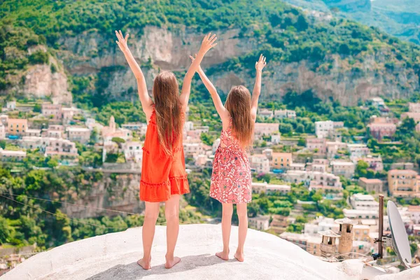 Urocze dziewczynki w ciepły i słoneczny letni dzień w miasteczku Positano we Włoszech — Zdjęcie stockowe