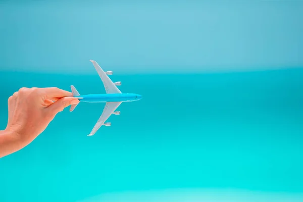Närbild av karta och modell flygplan bakgrund havet — Stockfoto