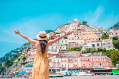 İtalya 'da yaz tatili. Arka planda Positano köyündeki genç kadın, Amalfi Sahili, İtalya