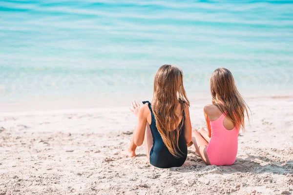 Dos niñas felices se divierten mucho en la playa tropical jugando juntas —  Fotos de Stock