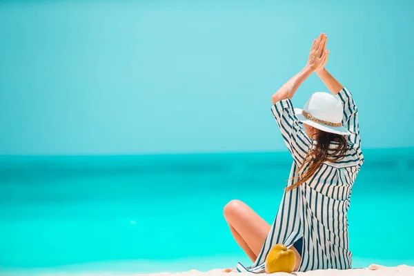 Jeune belle femme en vacances à la plage sur les Caraïbes — Photo