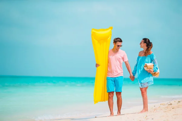 Молода пара на білому пляжі під час літніх канікул . — стокове фото