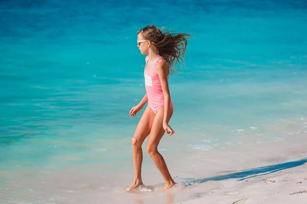 Adorable niña activa en la playa durante las vacaciones de verano —  Fotos de Stock