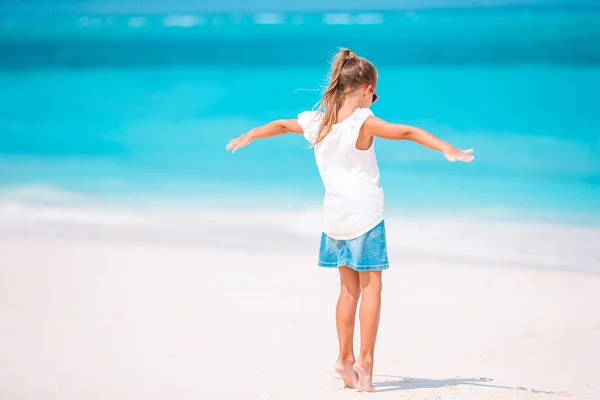 Adorable niña activa en la playa durante las vacaciones de verano —  Fotos de Stock