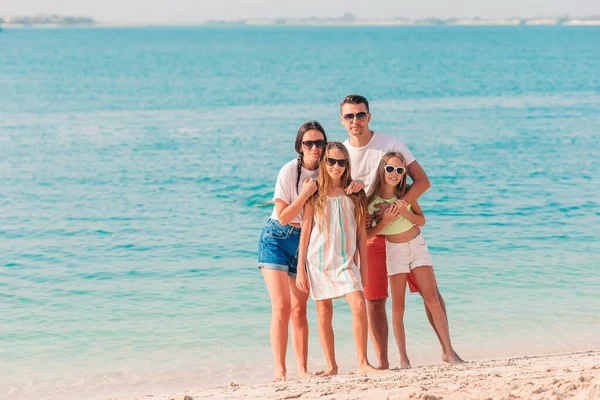 Giovane famiglia in vacanza hanno un sacco di divertimento — Foto Stock