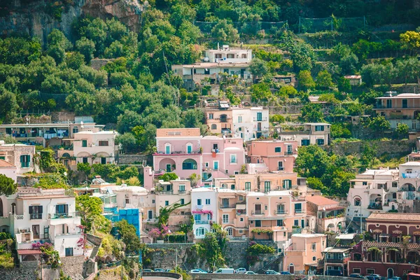 Vacker gammal by i bergen i Italien — Stockfoto