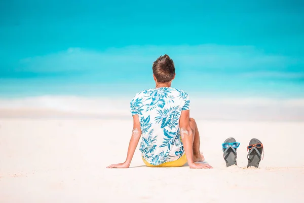 Giovane sulla spiaggia bianca in vacanza — Foto Stock