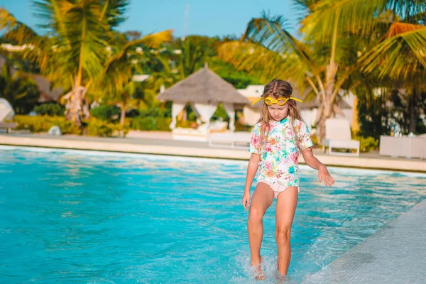 Pequena menina adorável na piscina exterior — Fotografia de Stock