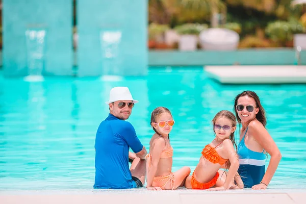 Szczęśliwa czteroosobowa rodzina na wakacjach na plaży razem — Zdjęcie stockowe