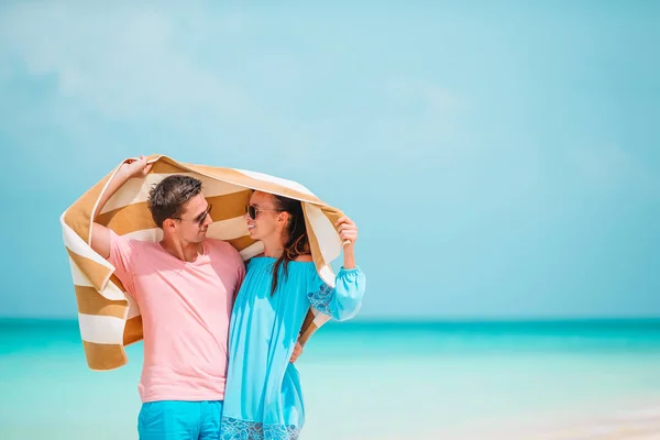 Joven pareja feliz durante las vacaciones en la playa tropical —  Fotos de Stock