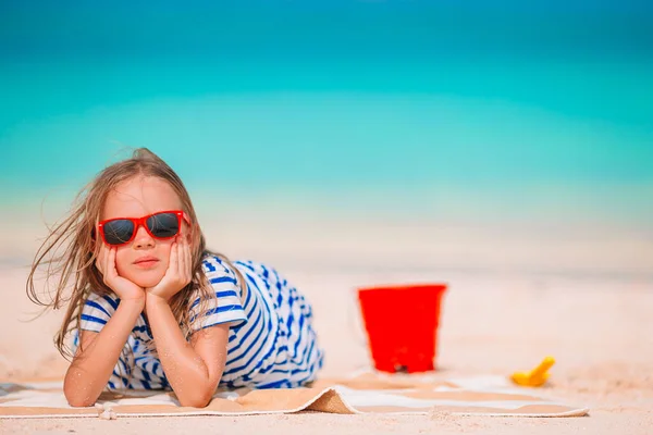 Baby girl making sand castle and having fun at tropical beach — Stock Photo, Image