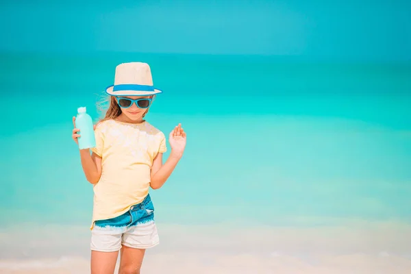 Sød lille pige på stranden i sommerferien - Stock-foto