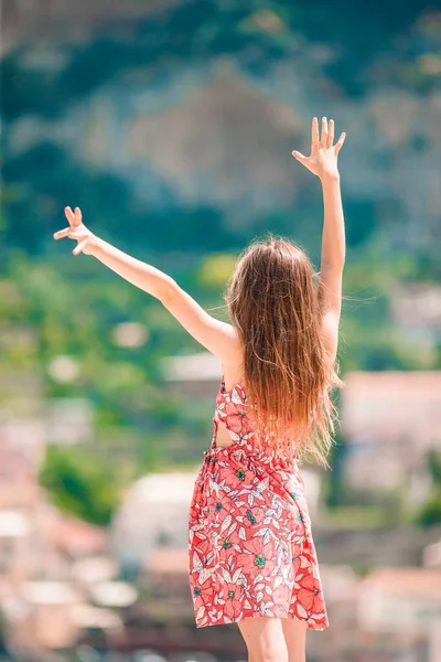 Söt liten flicka på varm och solig sommardag i Positano stad i Italien — Stockfoto