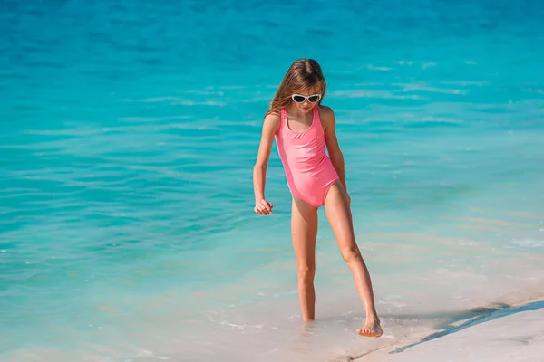 Adorable little girl have fun at tropical beach during vacation — Stock Photo, Image