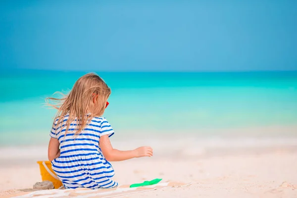 Baby girl making sand castle and having fun at tropical beach — Stock Photo, Image