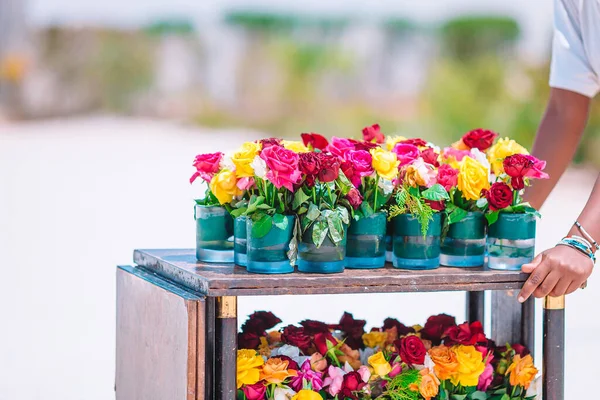 Čerstvé barevné kvetoucí květiny ve váze venkovní — Stock fotografie