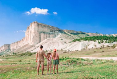 Dağlarda baba ve çocuklardan oluşan mutlu bir aile