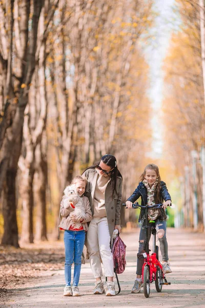 Bambine con mamma all'aperto nel parco in autunno giorno — Foto Stock