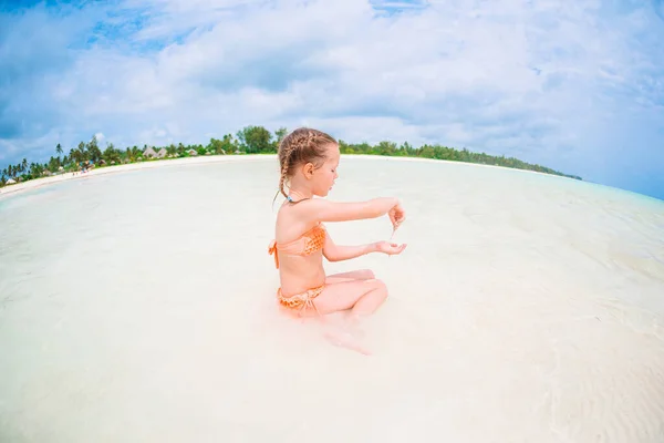 Happy girl enjoy summer vacation on the beach — Stock Photo, Image
