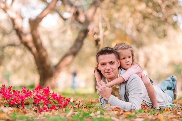 Familie van vader en kind op mooie herfstdag in het park — Stockfoto