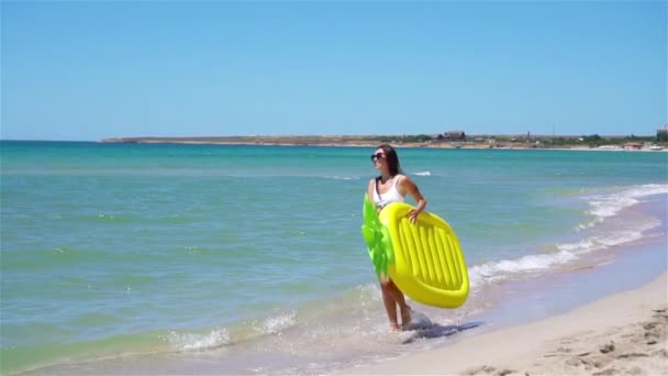 Jeune femme en chapeau sur les vacances à la plage — Video
