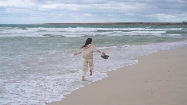 Jovem mulher na praia na tempestade — Vídeo de Stock