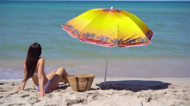 Jeune femme en chapeau sur les vacances à la plage — Video