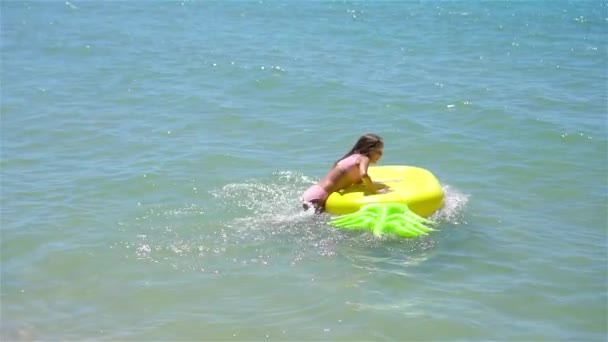 Urocza dziewczyna na dmuchanym materacu w morzu — Wideo stockowe